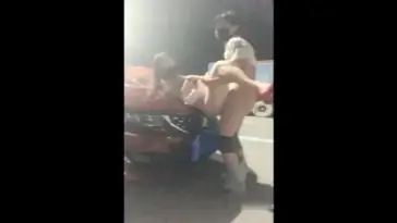 Genjot Cewek Bohay di Atas Kap Mobil Sampe Becek